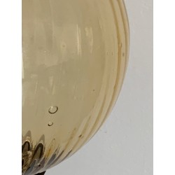 Lampe à poser avec un abat-jour en verre doré parsemé de petites bulles
