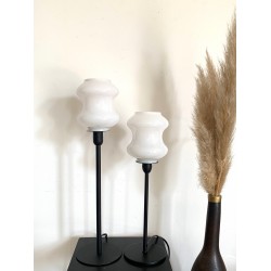 Duo de lampes à poser avec un globe en verre blanc vintage