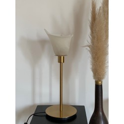 Lampe vintage avec un abat-jour arum ancien en verre dépoli, monté sur un pied doré