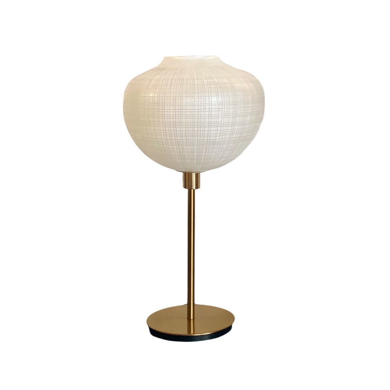 Lampe à poser avec un abat-jour globe blanc strié en verre et un pied doré