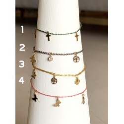 Bracelet tissé avec des petits pendentifs dorés croix, papillon, trèfles