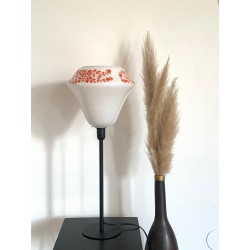 Lampe à poser avec un globe vintage blanc en verre avec des fleurs orange