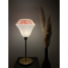 Lampe à poser avec un globe vintage blanc en verre avec des fleurs orange