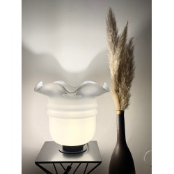 Lampe à poser avec un globe tulipe xl vintage en verre blanc