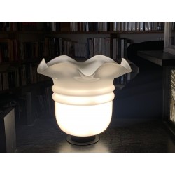 Lampe à poser avec un globe tulipe xl vintage en verre blanc