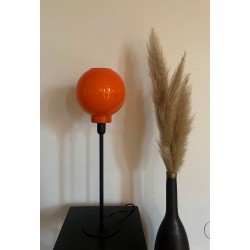Lampe à poser avec un globe vintage orange et un pied noir